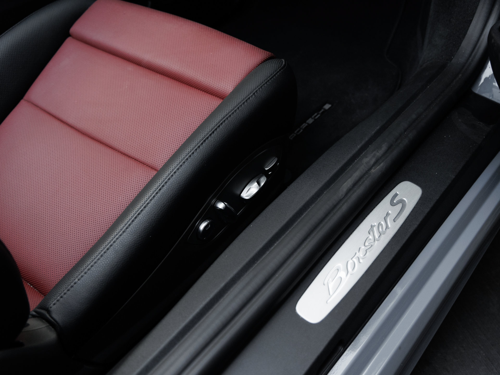 Certified 2025 Porsche 718 Boxster S RWD image 38