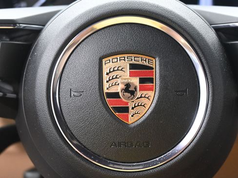 Certified 2025 Porsche Macan image 24