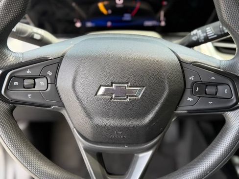 Used 2025 Chevrolet Trax LT FWD image 17