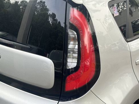 Used 2015 Kia Soul ! FWD image 9