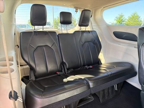 Used 2023 Chrysler Pacifica Touring-L FWD image 33