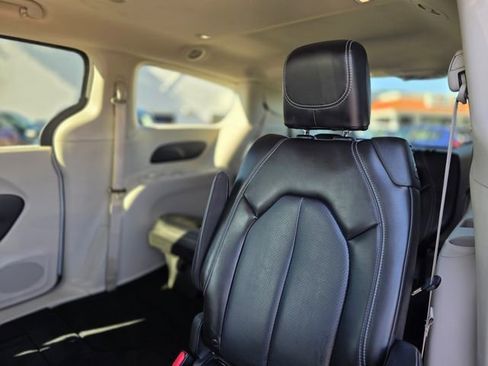 Used 2023 Chrysler Pacifica Touring-L image 20