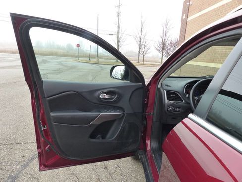 Used 2019 Jeep Cherokee Limited AWD/4WD image 17