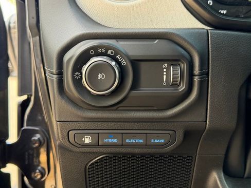 Certified 2025 Jeep Wrangler Unlimited Sahara w/ Safety Group AWD/4WD image 30