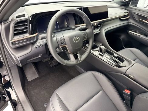 Used 2025 Toyota Crown Signia AWD/4WD image 9
