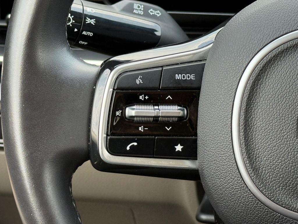 Used 2025 Kia Carnival FWD image 22