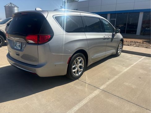 Used 2017 Chrysler Pacifica Limited w/ Advanced Safetytec Group FWD image 4