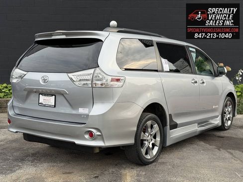 Used 2014 Toyota Sienna SE FWD image 6