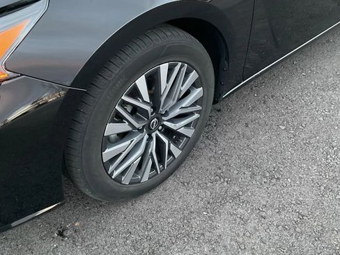 Used 2024 Nissan Altima 2.5 SV image 11