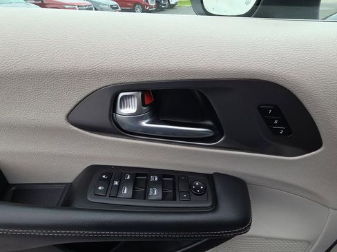 Used 2023 Chrysler Pacifica Touring-L FWD image 13