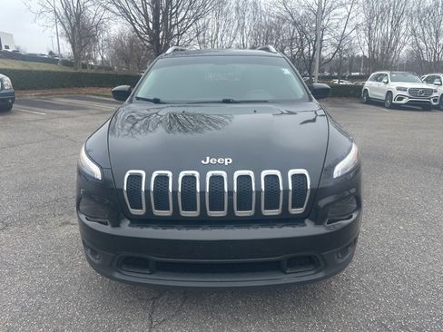 Used 2018 Jeep Cherokee Latitude Plus w/ Comfort/Convenience Group image 2