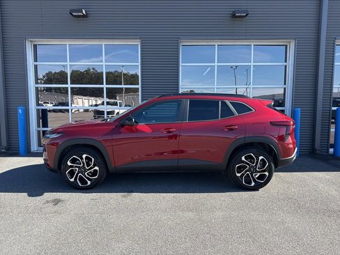 Used 2025 Chevrolet Trax RS w/ Driver Confidence Package image 2