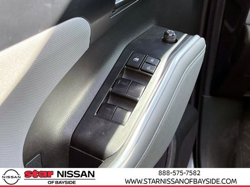 Used 2023 Toyota Highlander LE AWD/4WD image 15