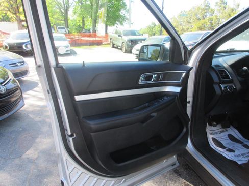 Used 2017 Ford Explorer XLT image 9