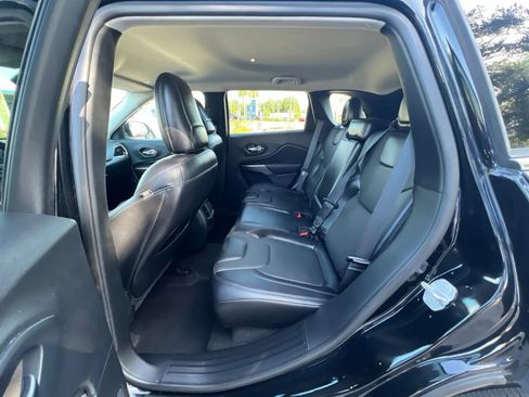 Used 2019 Jeep Cherokee Limited FWD image 7