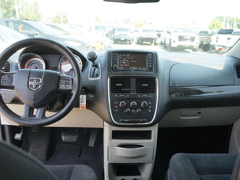 Used 2019 Dodge Grand Caravan SE w/ UConnect Hands-Free Group FWD image 15