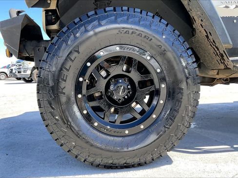 Used 2018 Jeep Wrangler Unlimited Sahara AWD/4WD image 8
