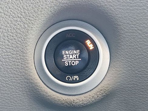 Used 2023 Chrysler Pacifica Touring-L image 23