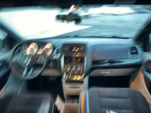 Used 2016 Dodge Grand Caravan SE image 15