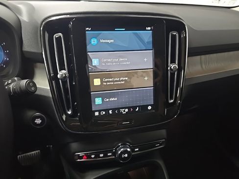 Used 2024 Volvo XC40 B5 Core image 25