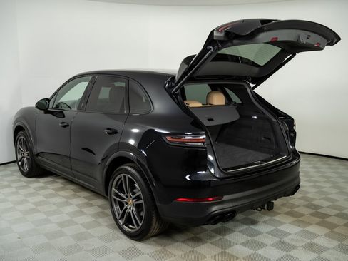Certified 2022 Porsche Cayenne Platinum Edition w/ Premium Package Plus image 33