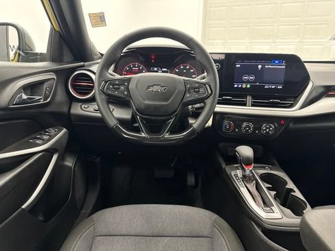 Used 2024 Chevrolet Trax RS w/ Sunroof Package FWD image 22