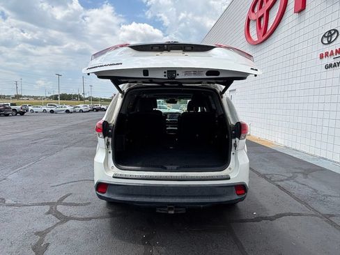 Used 2019 Toyota Highlander SE w/ Nightshade Edition FWD image 31