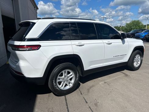 Used 2023 Jeep Grand Cherokee Laredo AWD/4WD image 6