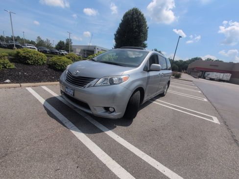 Used 2013 Toyota Sienna XLE w/ Entertainment Pkg FWD image 12