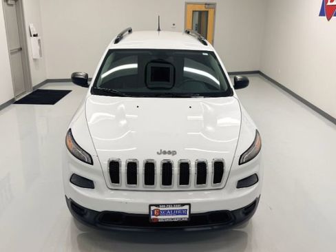 Used 2016 Jeep Cherokee Sport image 3