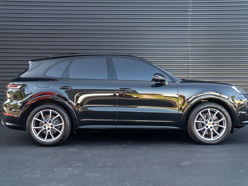 Certified 2025 Porsche Cayenne AWD/4WD image 27