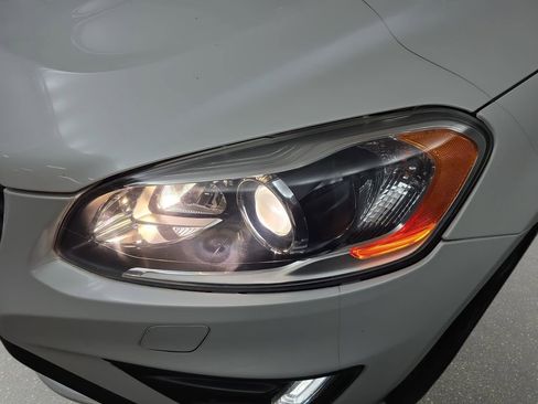 Used 2015 Volvo XC60 T6 R-Design Platinum AWD/4WD image 31