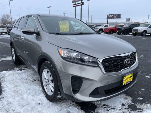 Used 2019 Kia Sorento LX image 2