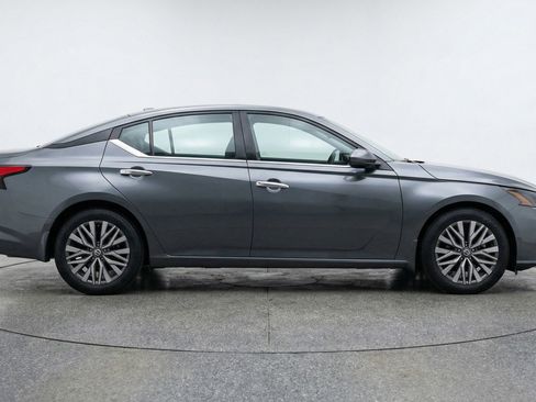 Used 2025 Nissan Altima 2.5 SV image 9