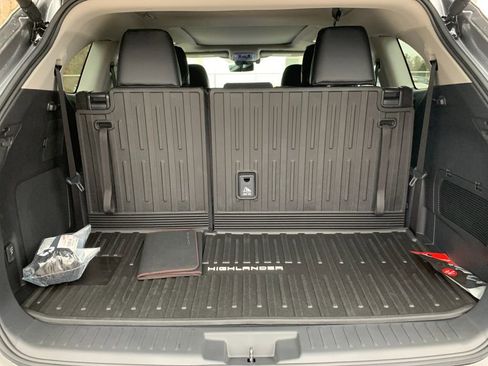 New 2026 Toyota Highlander Platinum image 18