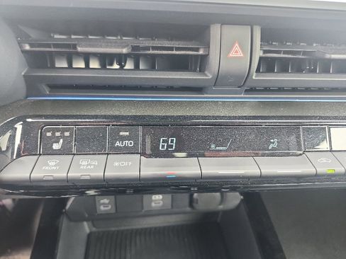 Used 2025 Toyota Prius FWD image 5