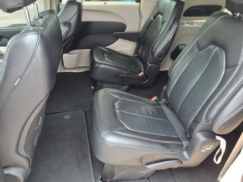 Used 2022 Chrysler Pacifica Touring-L FWD image 13