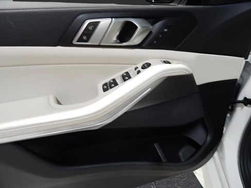 Used 2022 BMW X5 xDrive40i w/ M Sport Package image 12