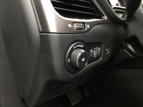 Used 2022 Jeep Cherokee Limited w/ Trailer Tow Group AWD/4WD image 8