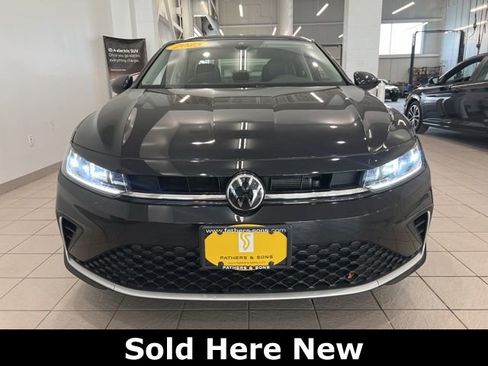 Used 2025 Volkswagen Jetta SE w/ Sunroof Package FWD image 2