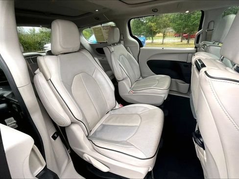 Used 2018 Chrysler Pacifica Limited w/ Advanced Safetytec Group FWD image 27