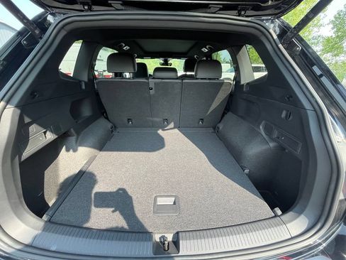 Certified 2024 Volkswagen Tiguan SE R-Line AWD/4WD image 30