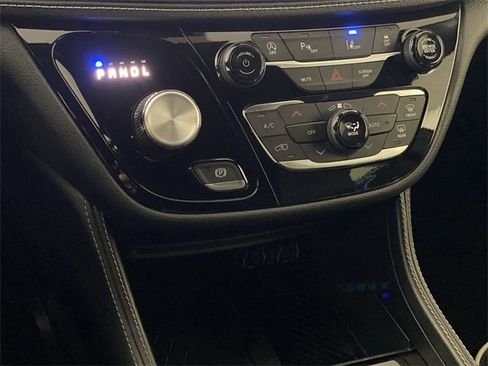 Used 2025 Chrysler Pacifica Limited image 23