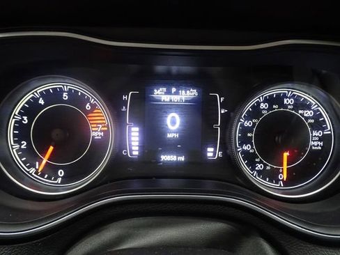 Used 2019 Jeep Cherokee Latitude w/ Popular Appearance Group FWD image 25