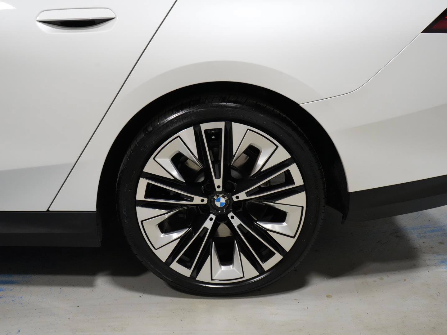 Used 2025 BMW 530i xDrive w/ Premium Package AWD/4WD image 37