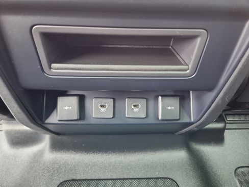 Used 2021 Land Rover Defender 110 SE image 25