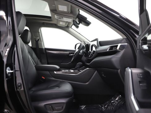 Used 2025 Toyota Highlander Platinum image 11