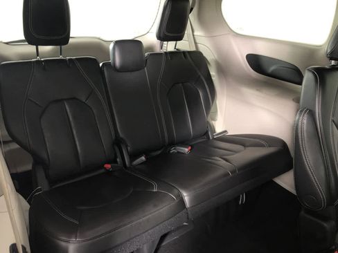 Used 2023 Chrysler Pacifica Touring-L FWD image 21