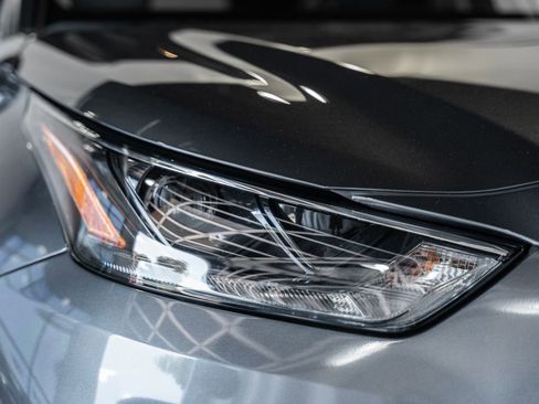 Used 2023 Toyota Highlander XLE FWD image 11