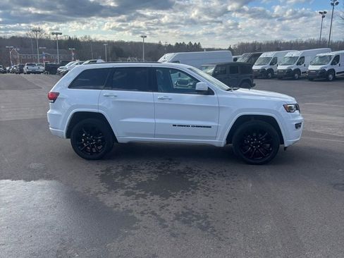 Used 2022 Jeep Grand Cherokee Laredo X image 4